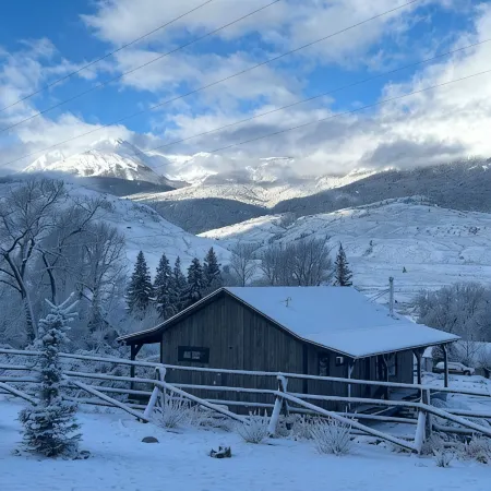 Rustic Elegant Cabin 5 Mns to Ynp ~ Open Year Round