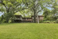 New!!! Luxury Riverfront Oasis with Gorgeous Oaks and Ping Pong Table! - 4-Sterne