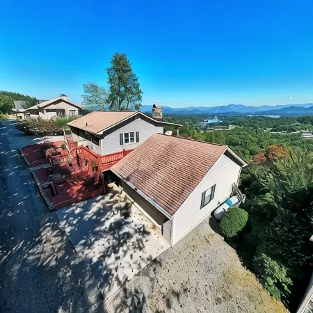Escape to Lake Chatuge! Stunning views of the mountains and lake!