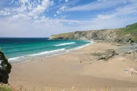Sea views just yards from restaurants, pubs & shops. Sleeps 16-18, 8 x en-suite. - 4-Star