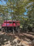 Charming River Cabin Retreat, Sleeps 14, near fishing and hunting + boat parking - Homestays