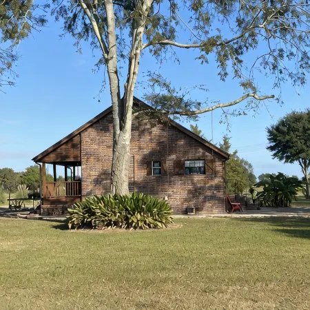 Cajun Country at its best. Private Acadian style guest house on estate property.