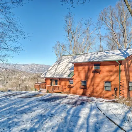 Breath-taking long-range views nestled in the heart of the Great Smoky Mountains