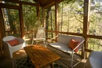 Beautiful Cedar Chalet Overlooking Jay Branch - Chalets
