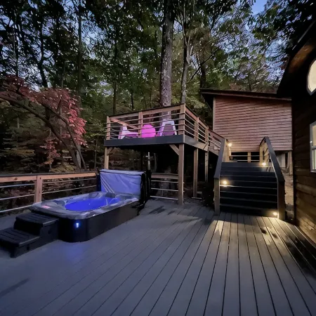 Secluded 34 Acres •Luxury Mountain Tiny Home with Treehouse Bedroom• Hot Tub