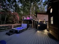 Secluded 34 Acres •Luxury Mountain Tiny Home with Treehouse Bedroom• Hot Tub - Alppimaja