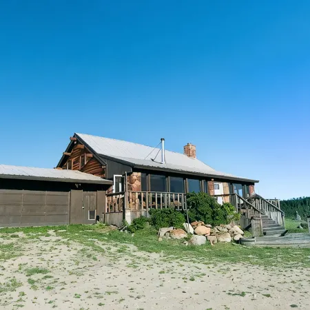 East Glacier Cabin w/ Stunning Views of the Rockies! 30 min from 2 GNP entrances