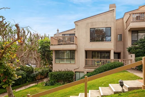 Highly Upgraded 2 Bedroom 2.5 Bath Condo Located in Gated Complex On the Bluff - 3-Star