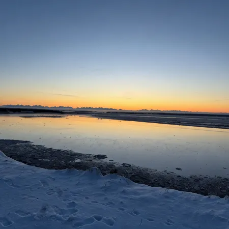 Hooked on the mouth of the Kenai! two bedroom unit with King size bed. Sleeps 6
