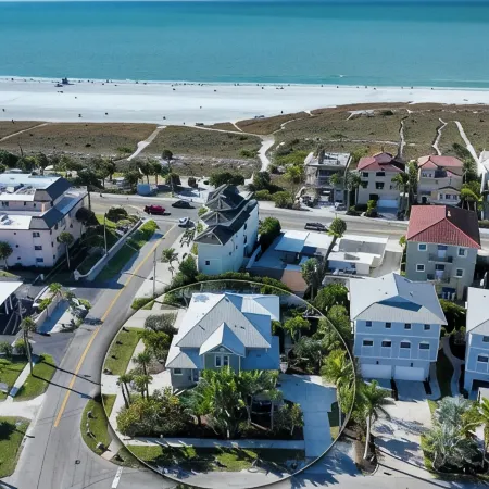 Stunning 1-Bedroom, Remodeled Apartment Overlooking Pool Near the Beach