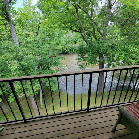 On the Little River in the heart of Townsend, with a beautiful view! Hotels in Townsend