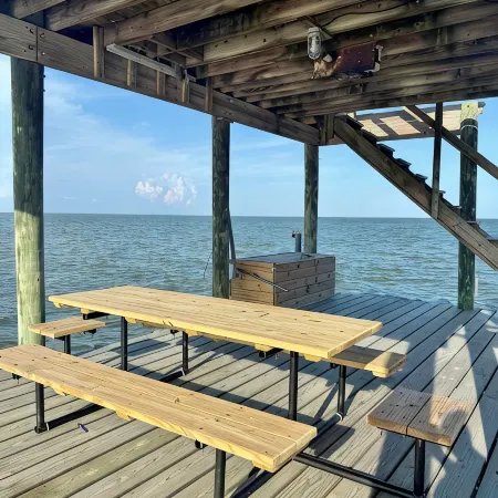 Charming studio with AC , WiFi, and 325 ft fishing pier with fishing lights.