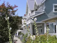 Water View! Luxury Starboard Suite-- walk to cafes, shops, galleries & beaches. - 4-Star