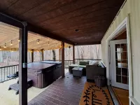 Private pond, fishing, on-site hiking, hot tub and only 15 minutes to Ash Cave! - Boutique
