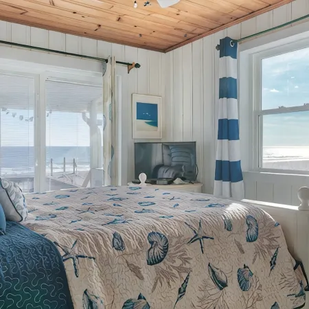 OCEAN FRONT, 4BR, 2BA, FENCED YARD, PET FRIENDLY,  Walkable to shops/restaurants