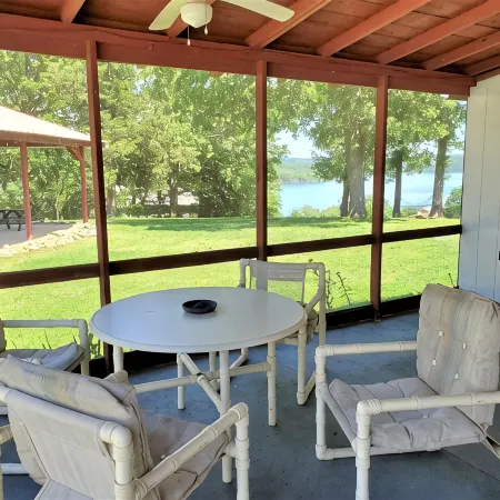 Clean, family/pet friendly AR Ozark Mountain/Norfork Lake Front Cabin