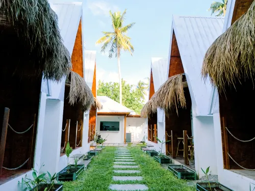 Tiny a-frame with comfortable bed, hot shower, aircon - Pensions