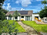 Detached 3 bed 3 bath home 7 mins walk to Padstow Harbour- Pet Friendly Parking - 3 tähden