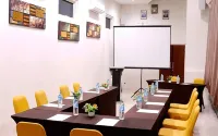 Biz Boulevard Hotel - parking