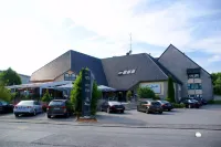 Threeland Hotel - parking