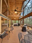 Bear Cave: Private Mountain Retreat with Views & Hot Tub - Hytter