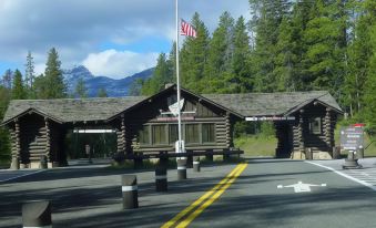 Soda Butte Lodge