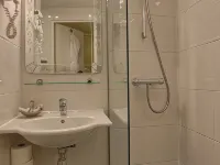 Timhotel Tour Montparnasse Hotel berhampiran Stesen Metro Vavin