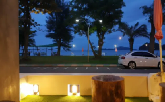 De Sea Almond (โรงแรมเดอ ซี อัลมอนด์ )