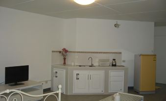 Chan Kim Don Mueang Guest House Triple Room