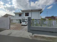 Omah Mee Homestay Jember Hotel dekat Taman Kota Sumbersari