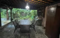 Villa 2 Bedroom at Joglo Java Dua Các khách sạn ở Gunung Pati