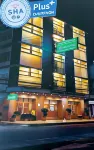 Suriwong Chumphon Hotel Hotels near Wat Hua Thanon