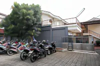 Wisma Delapan Mitra RedDoorz Hotels in Jagakarsa