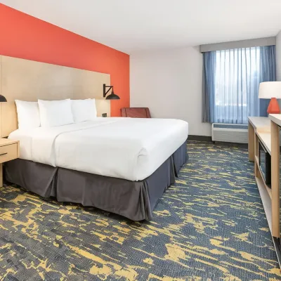 La Quinta Inn & Suites by Wyndham Dallas - Las Colinas Hotels near Toyota Music Factory