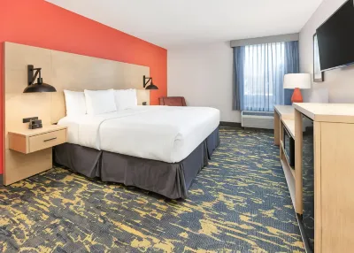 La Quinta Inn & Suites by Wyndham Dallas - Las Colinas Отели рядом с достопримечательностью «Lake Carolyn»