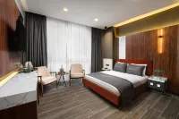 Second Suit Hotel Hotels near Carousel Shopping Center