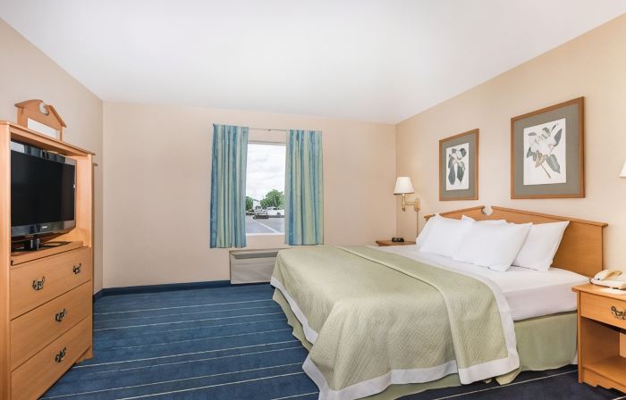 Days Inn & Suites by Wyndham Bridgeport - Clarksburg