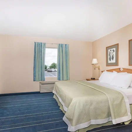 Days Inn & Suites by Wyndham Bridgeport - Clarksburg