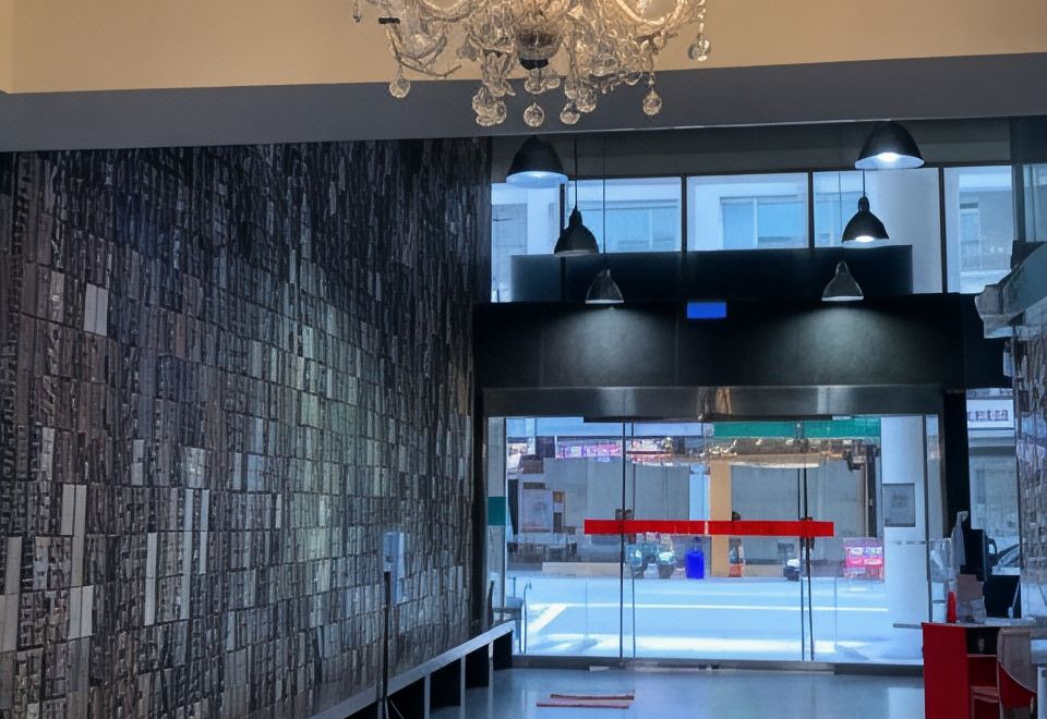 친절한 서비스를 제공하는 호텔 프런트 데스크