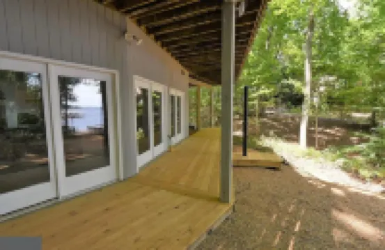 Lakefront 5 bedroom pet-friendly home on Lake Anna w/ game room, hot tub & beach