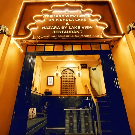 The Lake View Hotel- on Lake Pichola Отели рядом с достопримечательностью «Храм Джагдиш»