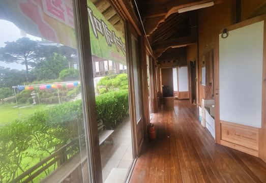 한옥 숙소 정원