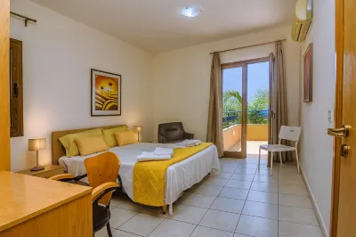Exceptional Large Villa, Free Heated Pool 1 Nov - 15 Jan, Privacy,Prime Location