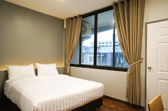 ห้องเตียงใหญ่ พร้อมระเบียง