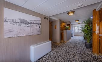 Grand Jules - Boat Hotel