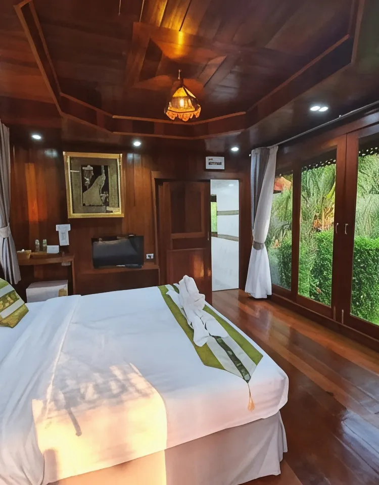 ห้องเตียงใหญ่ พร้อมวิวสวน