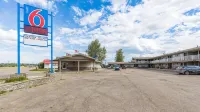 Motel 6 Fort Nelson, BC - Bãi đậu xe