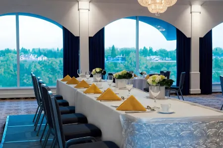 Sheraton Cavalier Saskatoon Hotel Отели рядом с достопримечательностью «Университет Саскачевана»