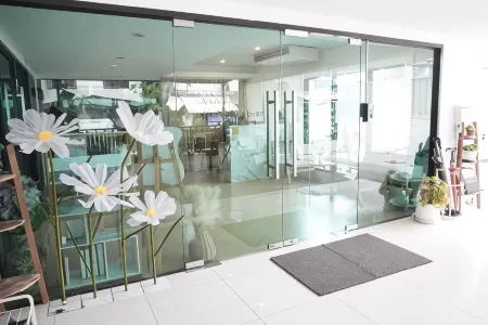 ATC Residence Отели рядом с достопримечательностью «Wat Suan Mokkh»