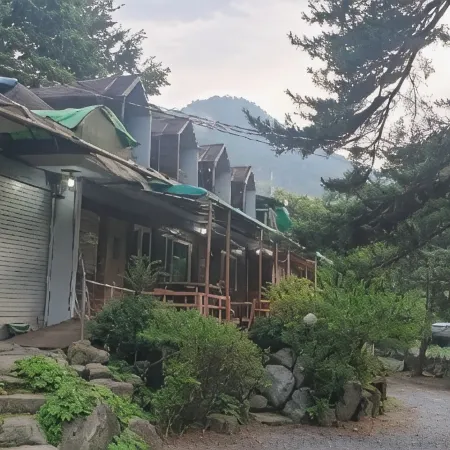 Jecheon Gomuseorisan Lodge Pension Отели рядом с достопримечательностью «Храм Токчуса»